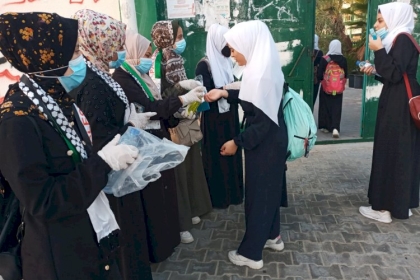 لجان الشبيبة الثانوية تستقبل الطالبات لتهنئهن بالعودة للمدارس