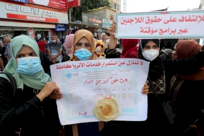 رغيف الخبز حاضر في اعتصام اللاجئين ضد اجراءات وكالة الغوث في غزة