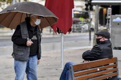 كورونا يتفشى بطريقة "مرعبة".. خبير يحذر: "المعركة طويلة"