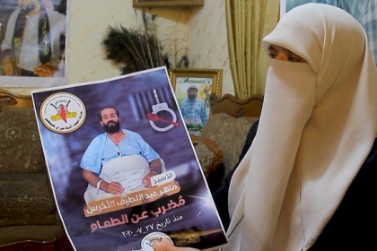 زوجة الأسير الأخرس تكشف تفاصيل نقل زوجها من المشفى