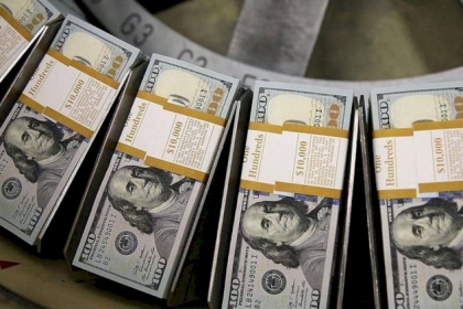 الدولار يتبعد عن أعلى مستوى له في 20 عاما