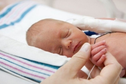 فيديو لمولود بقي 6 ساعات في ثلاجة الموتى وأخرج حيا