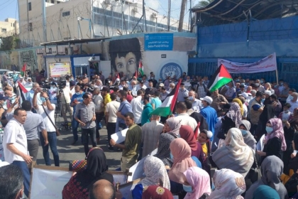 غزة: لجنة اللآجئين تشارك في اعتصام احتجاجاً على سياسات "الأونروا" الأخيرة