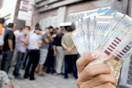 منذ 6 شهور موظفو الهلال الأحمر في طولكرم يحتجون على عدم صرف رواتبهم