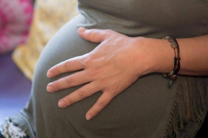 التصويت رغم المخاض.. أميركية تدلي بصوتها قبل أن تضع جنينها