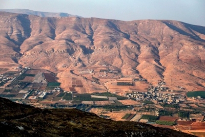 الاحتلال يستولي على جرار زراعي في الأغوار الشمالية