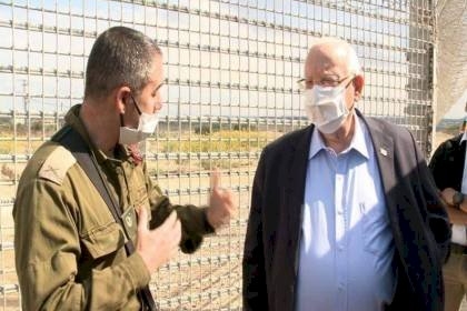الرئيس الاسرائيلي ريفلين يزور حدود غزة ويتفقد جدار الأنفاق.. "الجدار سيكتمل قريبا"