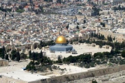 الاحتلال يعتقل شابين ويفرج عن اثنين آخرين بالقدس