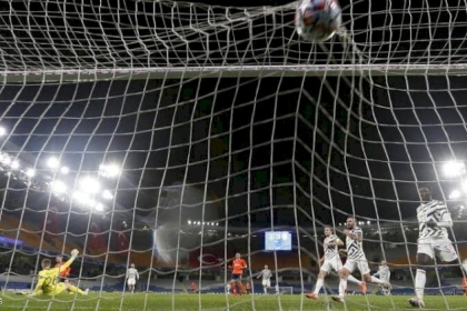 باشاك شهير يدخل تاريخ "الأبطال" على أكتاف مانشستر يونايتد