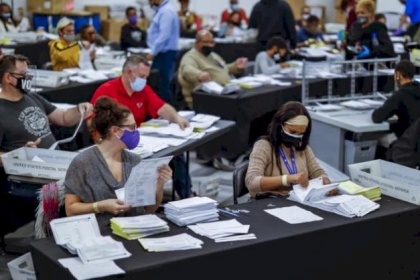 استمرار عمليات الفرز في عدة ولايات أميركية يؤخر إعلان النتائج الرئاسية