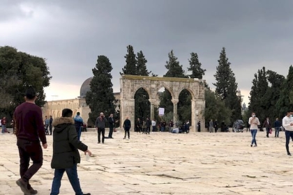 سلطات الاحتلال تبعد موظفًا وحارسًا عن "الأقصى"