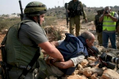 قوات الاحتلال تحتجز طاقم تلفزيون فلسطين في البيرة