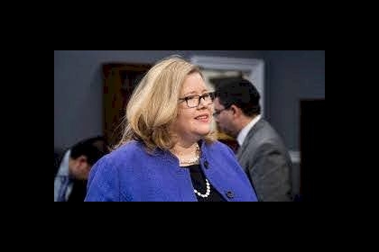 إميلي ميرفي.. السيدة التي تغلق باب البيت الأبيض في وجه بايدن