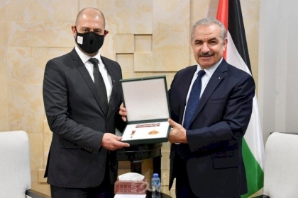 اشتية يقلد ممثل قبرص لدى فلسطين وسام نجمة القدس