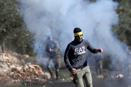 إصابات بالاختناق خلال مواجهات مع الاحتلال في بيت أمر