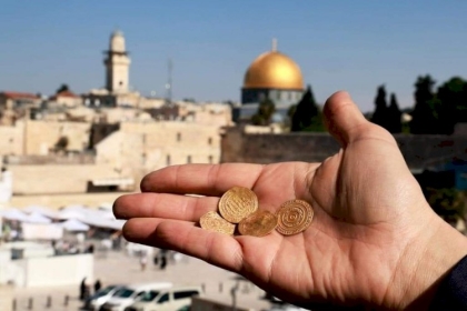 علماء آثار اسرائيليون يعرضون قطع ذهبية وُجدت في منطقة حائط البراق بالمسجد الأقصى