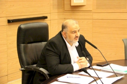 عضو الكنيست عباس يلمّح لتأييد إلغاء محاكمة نتنياهو بشرط