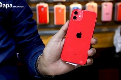 فلسطيني يعرض هواتف i Phon 12 الجديدة في متجره في مدينة غزة