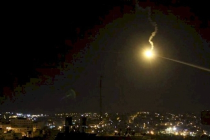 الجيش الإسرائيلي يلقي قنابل مضيئة على الحدود مع لبنان