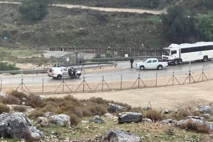 الاحتلال يطارد عمال فلسطينيين ويطلق قنابل الغاز شرق رام الله