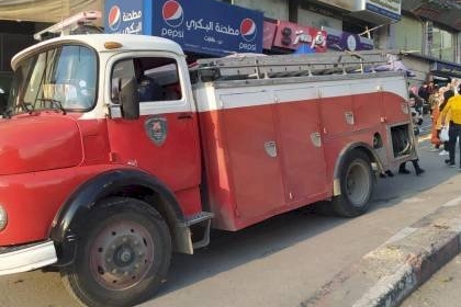 اطفائية بلدية الخليل تخمد نيراناً اندلعت في محل تجاري بالمدينة