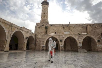 محافظ بيت لحم يغلق مسجداً بسبب فيروس كورونا