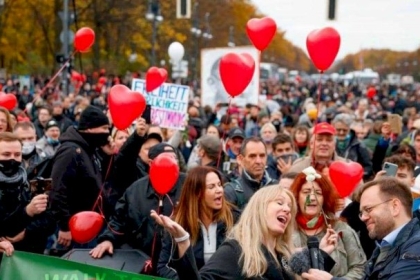 ألمانيا.. تظاهرات بالآلاف ضد "قيود كورونا"