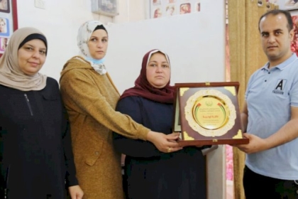 مجلس العمال في حركة فتح بمحافظة غزة يكرم صاحبة اول مشروع لمكتب سيارات في غزة