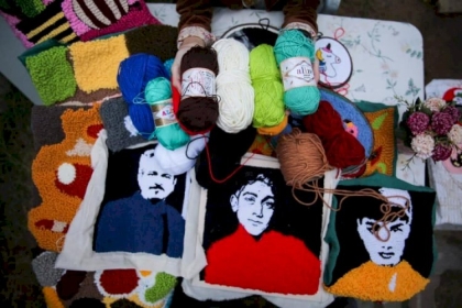 #صور الفنانة االفلسطينية آية مغاري تحيك قطع فنية باستخدام خيط صوف في مخيم البريج وسط قطاع غزة