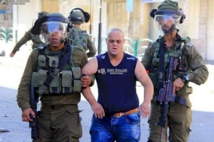الاحتلال يعتقل مواطن من ذوي الاحتياجات الخاصة جنوب غرب الخليل