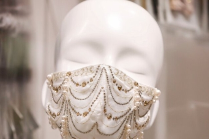 كمامات من الألماس واللؤلؤ في محاربة كورونا باليابان