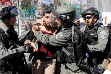 الاحتلال يعتقل شابين من مطلة جبل الزيتون بالقدس