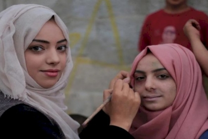 بالصور: فنانات غزيات يسلطن الضوء على قضايا العنف بلوحات فنية معاصرة 