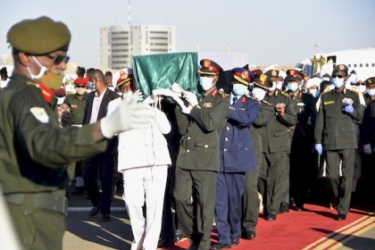 بالصور: السودانيون يشاركون في جنازة رئيس الوزراء السابق الصادق المهدي في الخرطوم