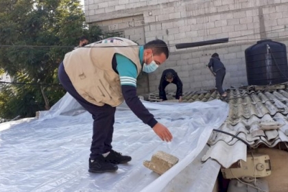 "دائماً معكم" مبادرة لتغطية عدد من منازل  الأسر المتعففة في محافظة رفح