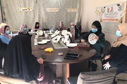 بالصور: نساء فقدن وظائفهن بسبب جائحة كورونا.. يتحدن صعوبات العيش بالرسم على الزجاج