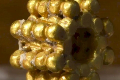 طفل يعثر على لقية في القدس عمرها نحو 3 آلاف عام