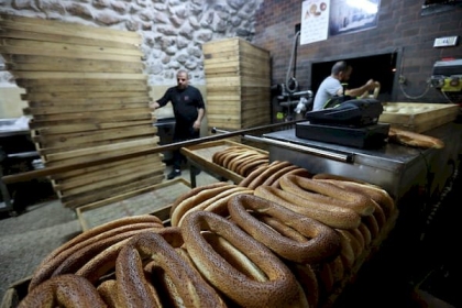 بالصور: صناعة الكعك المقدسي بمدينة القدس المحتلة