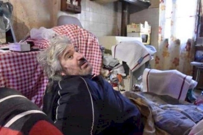 مأساة إنسانية.. 50 شخصا لإخراج رجل وزنه 300 كلغ من منزله