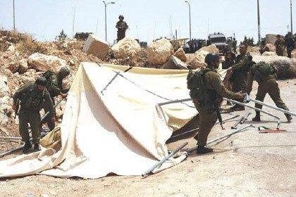 قوات الاحتلال تنصب خيمة وحاجزا عسكريا جنوب جنين