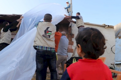 بالصور: لجنة اللاجئين بمحافظة خانيونس تنفذ مبادرة دائما معكم