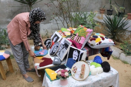 في لوحات "آية" ينطقُ "الصوف" جمالًا وشغفًا