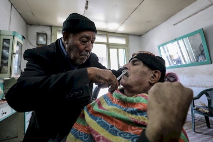بالصور | إسماعيل الخطيب 84 عاماً أكبر حلاق في قطاع غزة بدأ عمله في مهنة الحلاقة عام 1948 