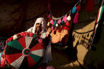 بالصور | الحاجة ( غنيمة العرجان) 70 عام من مدينة خان يونس تصنع من الصوف (السدو) زينة الاحصنة والجمال