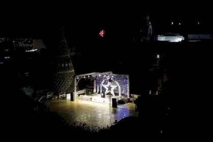 صور: إضاءة شجرة عيد الميلاد في ساحة كنيسة المهد بمدينة بيت لحم