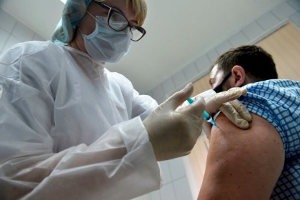 الصحة العالمية: لا نتوقع أن تلزم الدول مواطنيها بلقاح كورونا