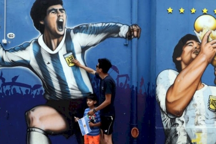 لماذا تحول مارادونا إلى رمز شعبي؟