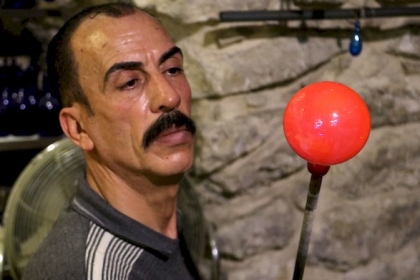 رجل فلسطيني يصنع أنواعًا مختلفة من الزجاج النافخ  في مدينة الخليل
