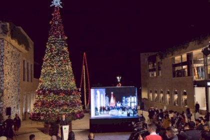 إضاءة شجرة عيد الميلاد في روابي