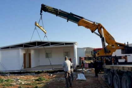 مستوطنون ينصبون بيتا متنقلا على أراضي البقعة في الخليل